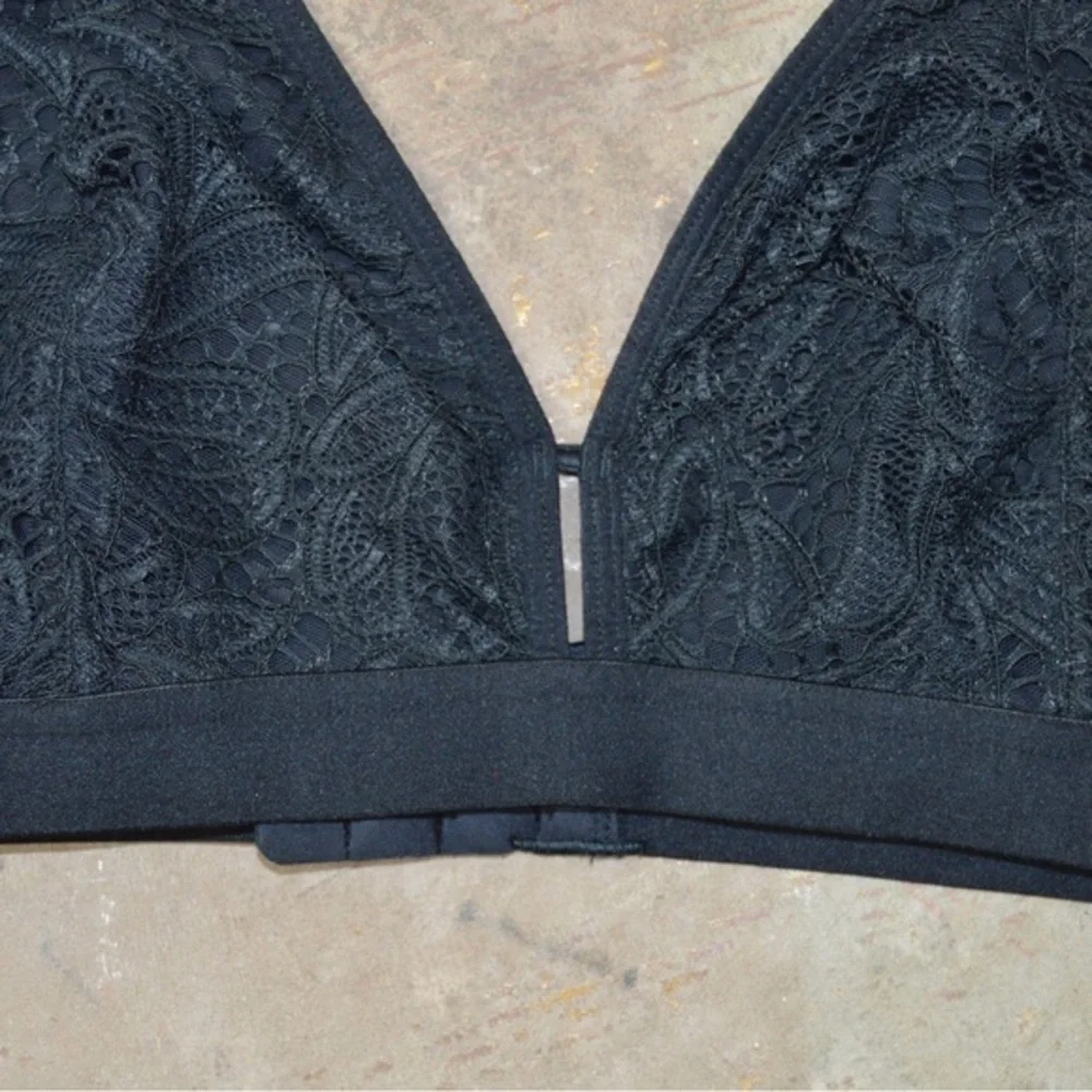 Lively floral lace